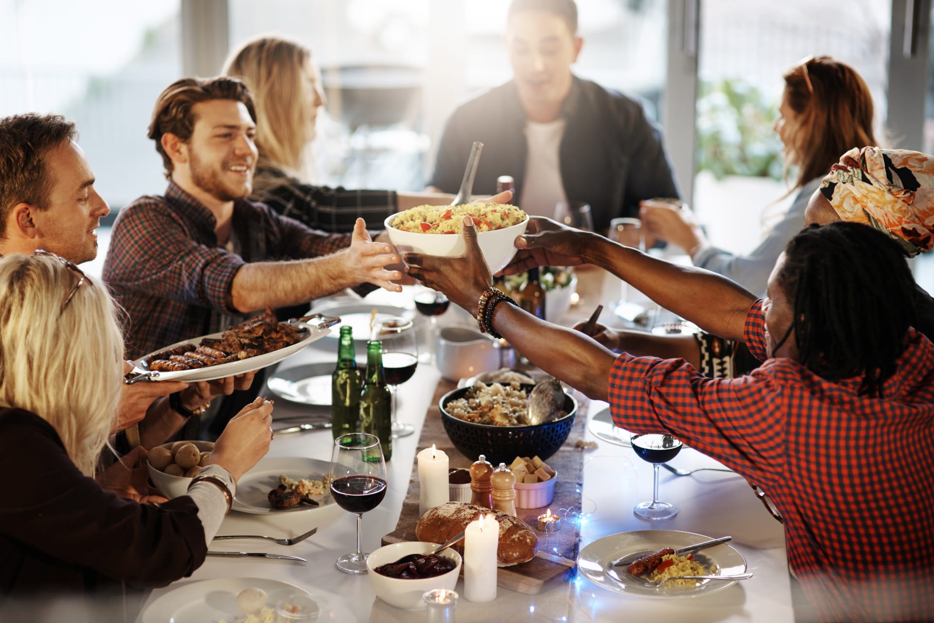Menschen essen gemeinsam und unterhalten sich